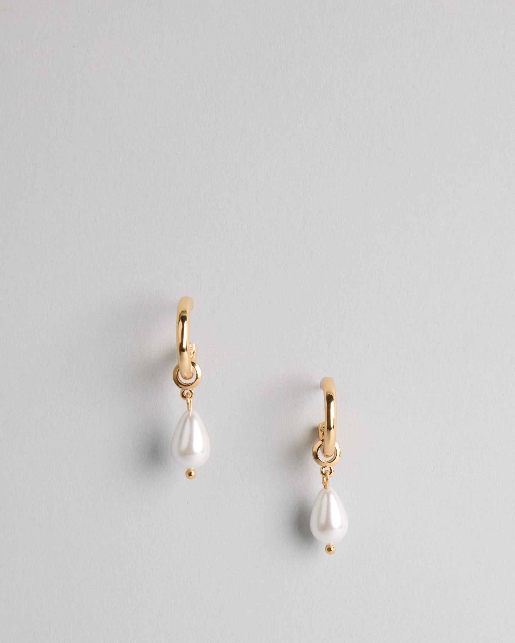The Candace Drop Pearl Drop Earrings : Gold