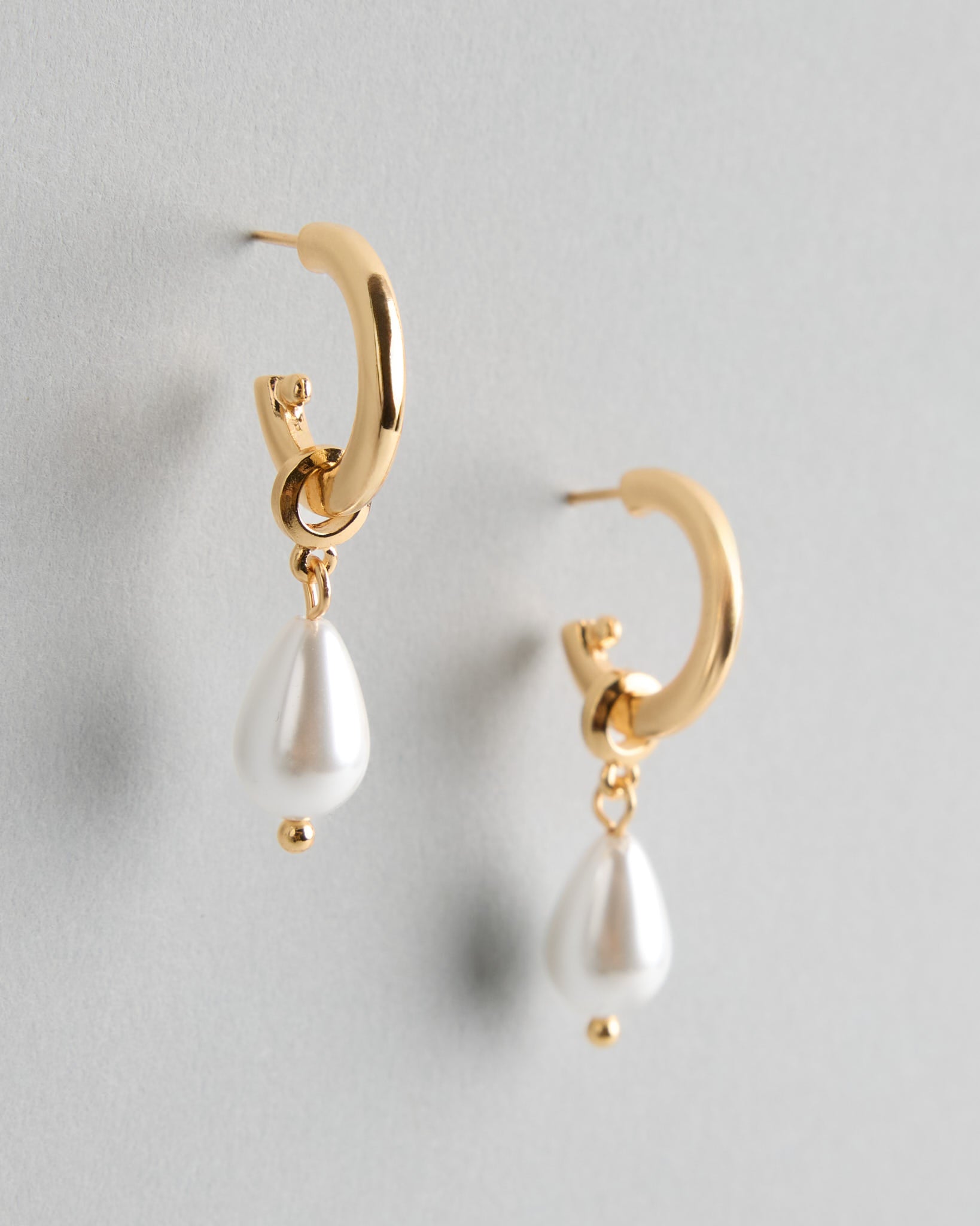 The Candace Drop Pearl Drop Earrings : Gold